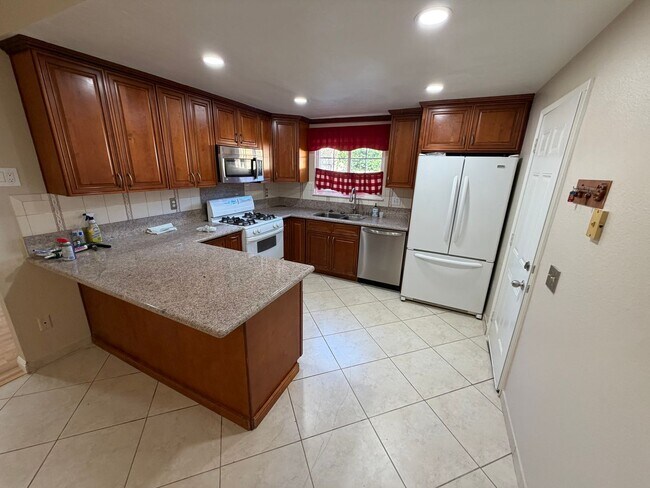 Foto del edificio - Rare 5 Bedroom Home on Large 9,087 Sq Ft Lot in Prime Rowland Heights