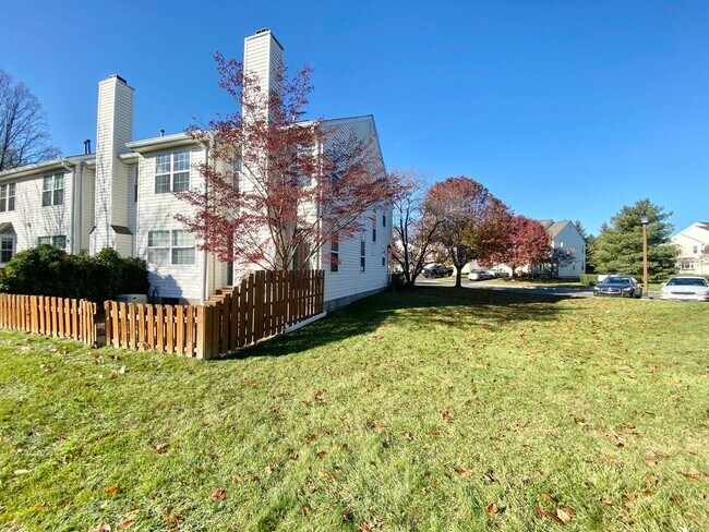 Foto del edificio - Beautiful Yardley Townhome