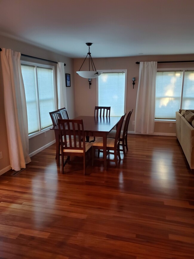 Breakfast Nook - 415 Helderview Dr
