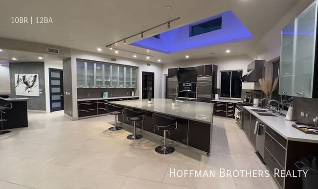 Building Photo - 6425 Weidlake Dr Los Angeles, CA 90068