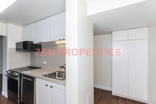 Foto del edificio - 2 bedroom, 2 bath & 1 parking for rent at Royal Court