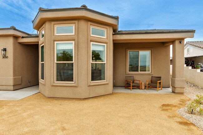 Building Photo - Winter 23/24 Furnished Rental - November t...