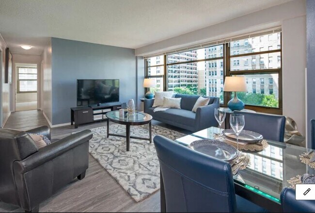 Foto del edificio - 1649 E 50th St