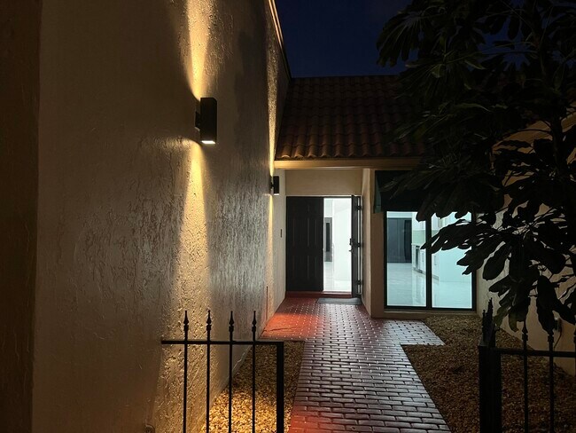 Foto del edificio - 6545 Las Flores Dr