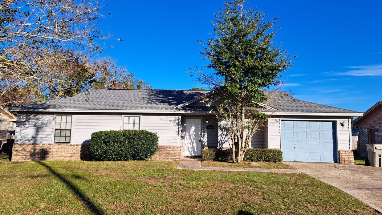 Foto principal - 3 bedroom 2 bath house available for rent!