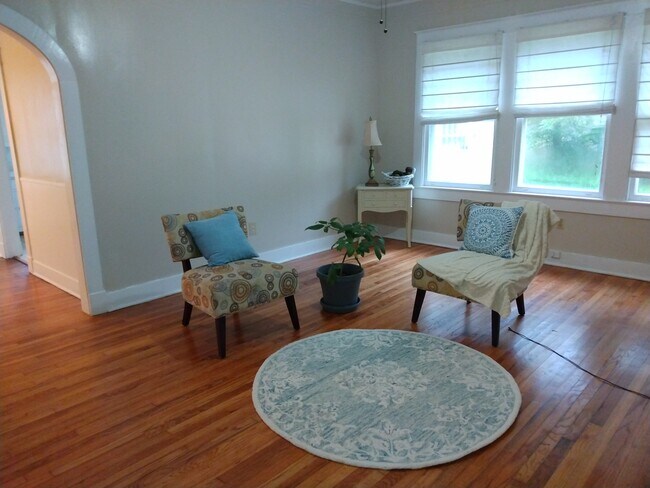 Living room - 301 Steele Blvd