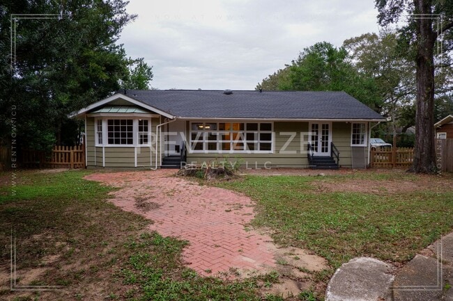 Building Photo - Beautiful 4 Bedroom/2 Bathroom House in Mo...