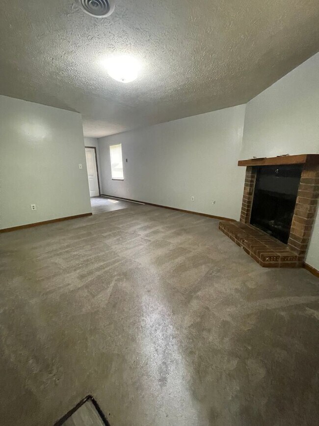 Foto del edificio - 2 BR 1 BA Eastside Duplex! Available for m...