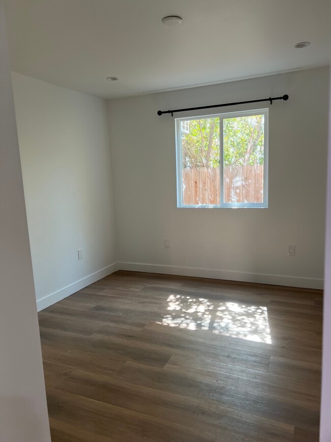 Building Photo - 967 N Serrano Ave