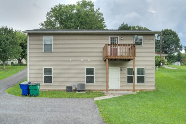 Building Photo - Renovated 3-Bedroom, 2-Bath Duplex on Gile...