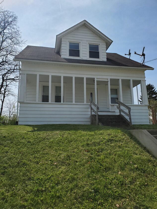Foto principal - 352 31st St NW