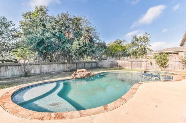Building Photo - 8111 Edenwood Dr