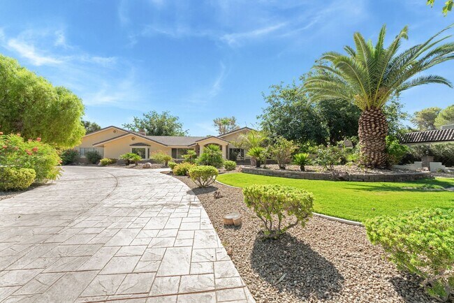 Foto del edificio - A stunning custom estate nestled in the pr...