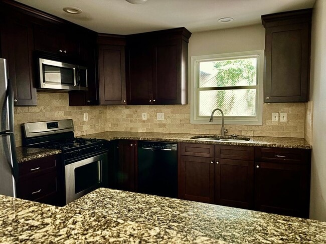 Building Photo - 1206 Augusta Dr