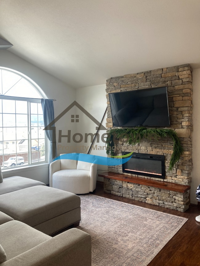 Building Photo - Spacious 4 Bedroom 2.5 Bath Family Home wi...