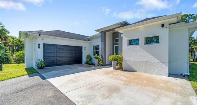 Building Photo - ***BEAUTIFUL-UNFURNISHED ANNUAL RENTAL***3...