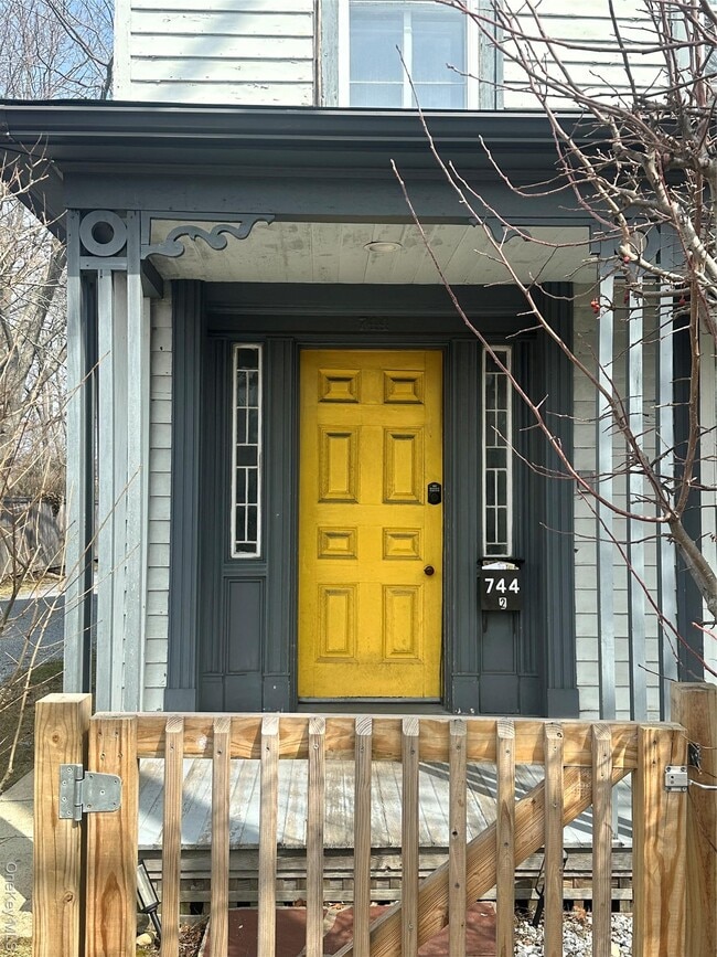 Building Photo - 744 Main St