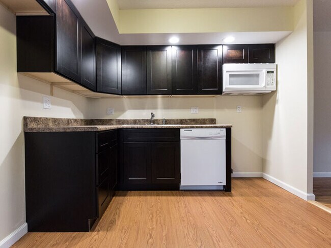 Building Photo - 1402 Edgewood Dr