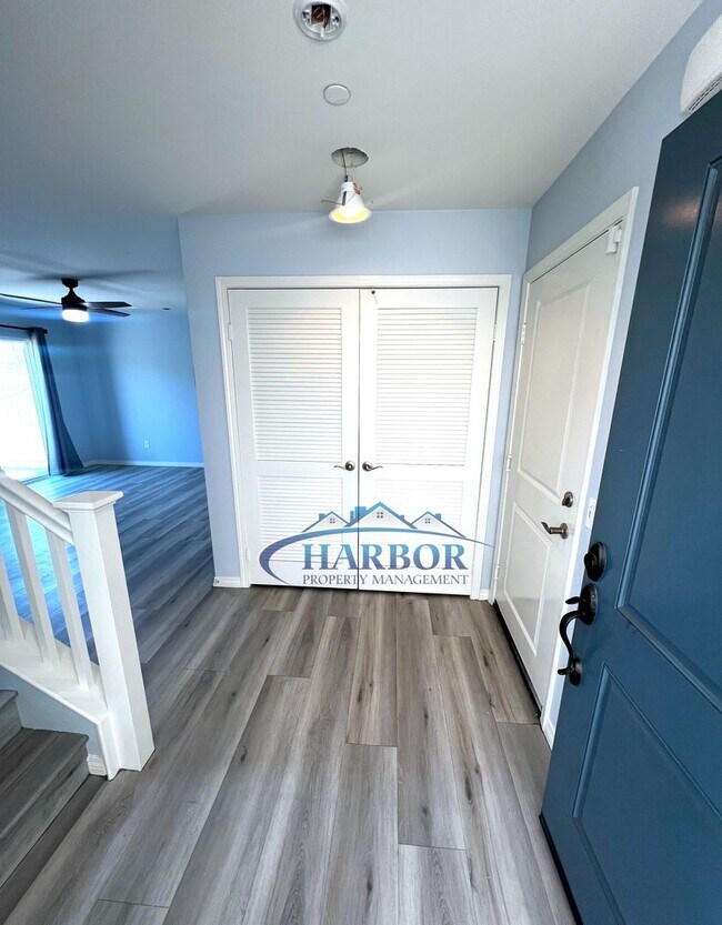 Foto del edificio - Elegant 3-Story, 4-Bedroom, 3-Bath Condo