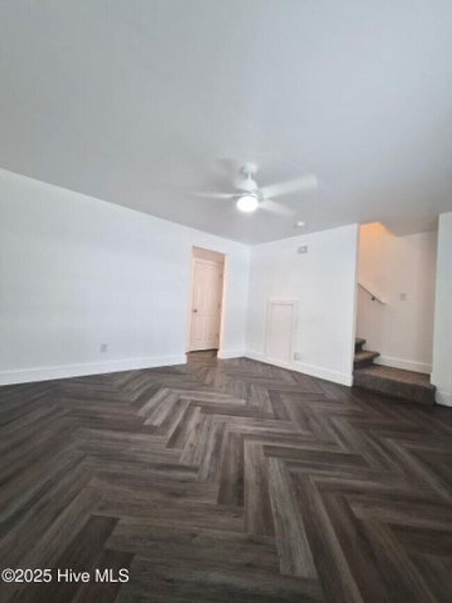 Foto del edificio - 411 Myrtlewood Cir