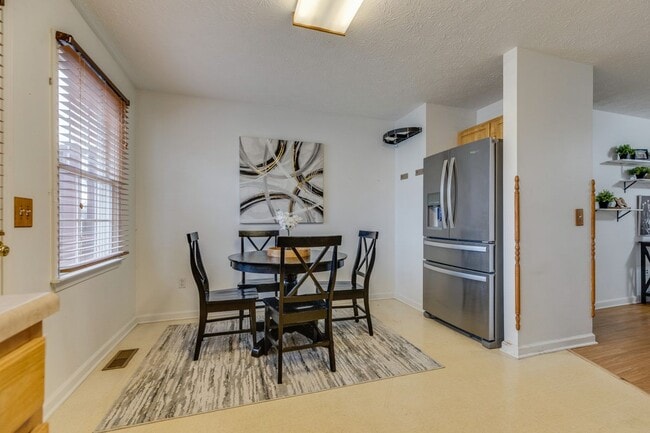 Building Photo - 659 Beaverview Dr