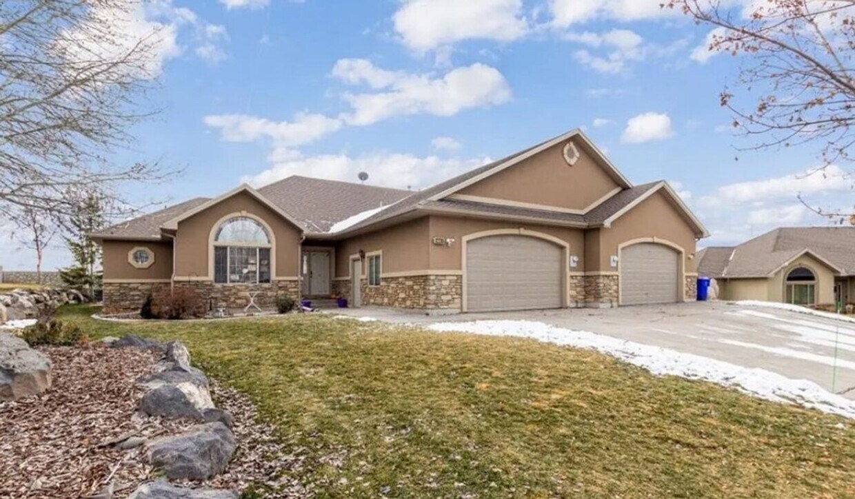 Foto principal - Stunning 5 bed 3.5 bath twin-home on the R...