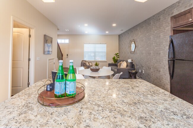 Nota: el ladrillo no está en esta unidad. - 274 Trunk St NE