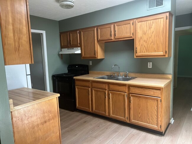 Building Photo - 203 Redbud Dr