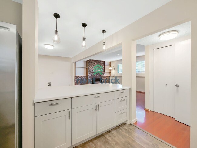 Foto del edificio - 5 Bed and 3 Bath Single-family Home Availa...