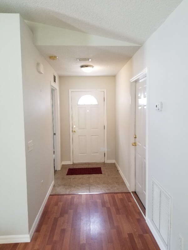 Foto del edificio - 1051 N St Johns St
