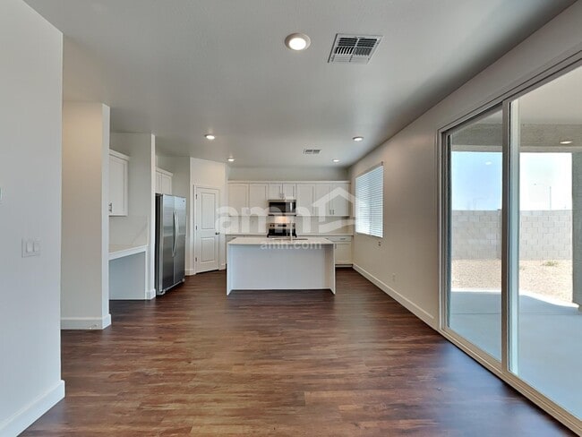 Foto del edificio - 17157 W Lawrence Ln