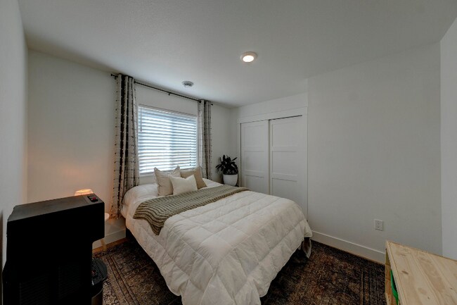 Building Photo - 1333 Silverton Dr