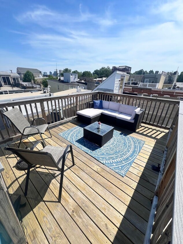 Large deck with views of the city skyline - 1706 William St
