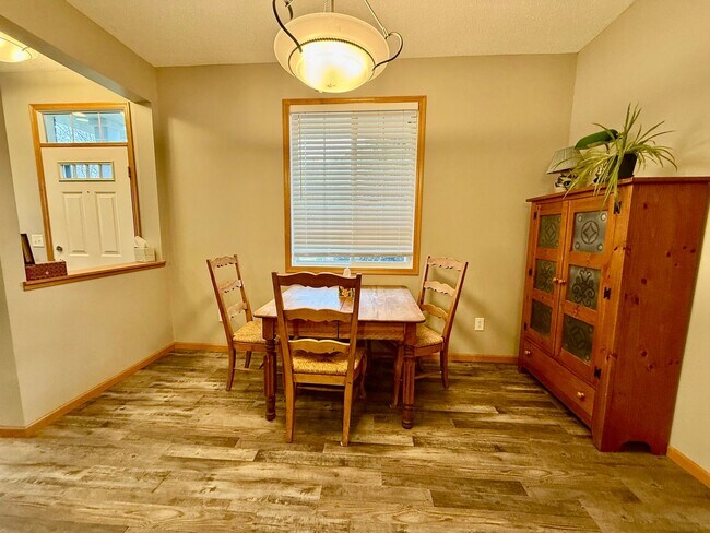 Foto del edificio - Great 3BR/2BA End Unit Elk River Townhome Available June!