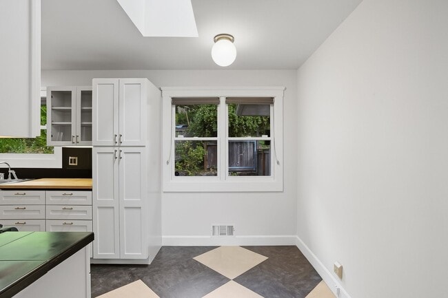 Foto del edificio - SW Portland!! Stunning 4-Bedroom Home with...