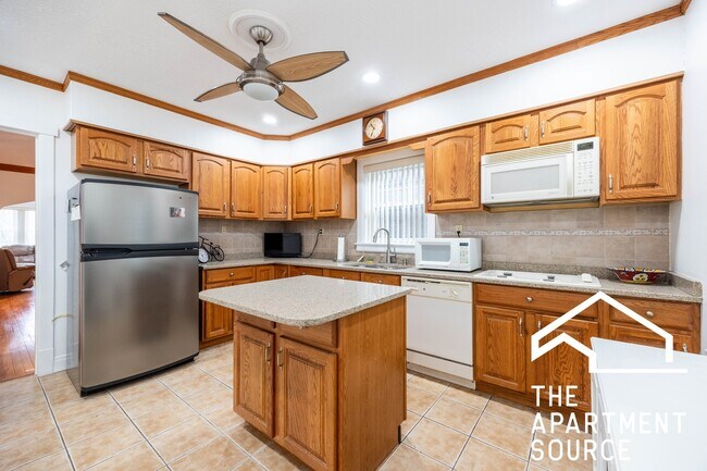 Foto del edificio - 2305 N Melvina Ave