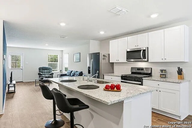 Foto del edificio - Room in House on Navidad Pike