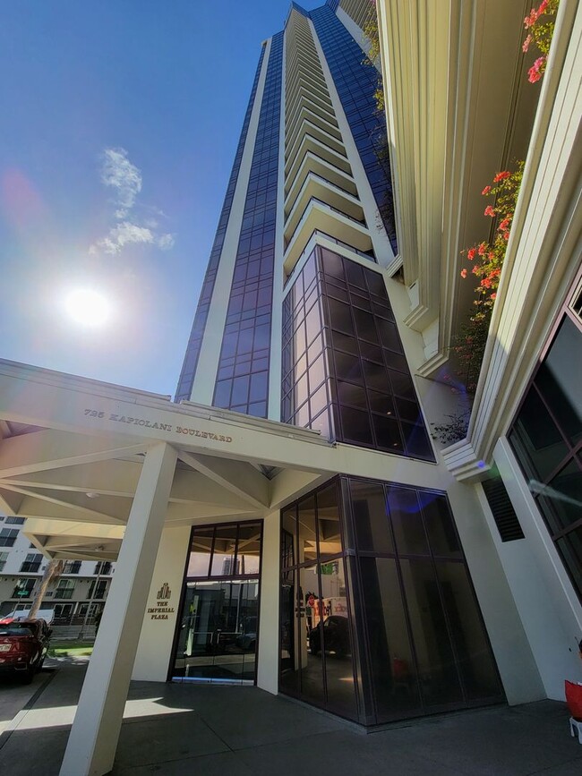 Building Photo - Enjoy spectacular ocean, mountain and city views from this bright 2 bedroom, 2 bath, high floor c...