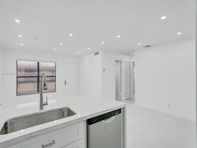 Foto del edificio - 10051 Winding Lake Rd