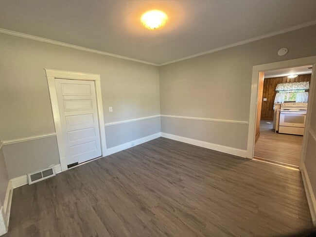 Building Photo - Large 3 bedroom 2 bathroom house with offi...