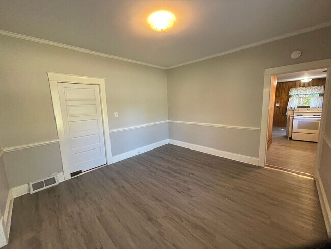 Foto del edificio - Large 3 bedroom 2 bathroom house with offi...