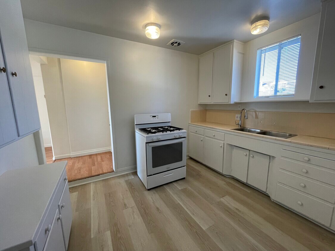 Primary Photo - 908 Windward Way