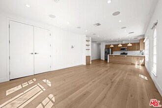 Building Photo - 424 N Gardner St