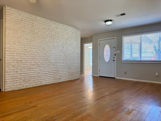 Building Photo - Cute Home On Corner Lot Near Covenant Hosp...