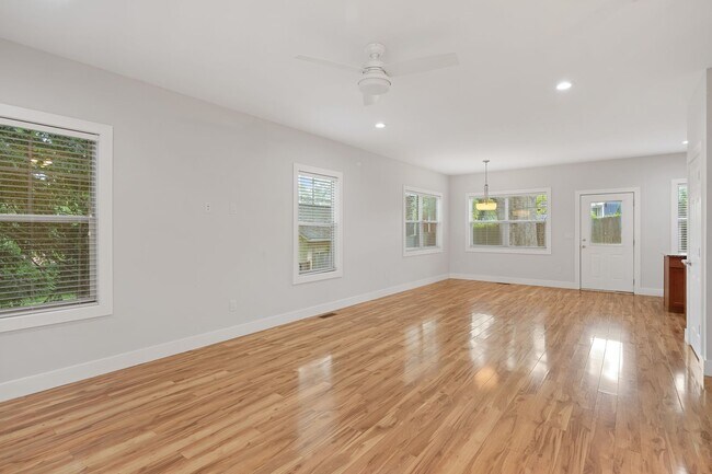 Building Photo - Modern Kenilworth Home