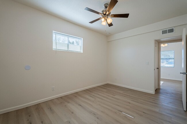 Foto del edificio - 315-317 E Lester St
