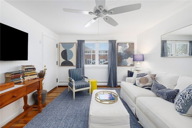 Foto del edificio - 70 Carroll Ave