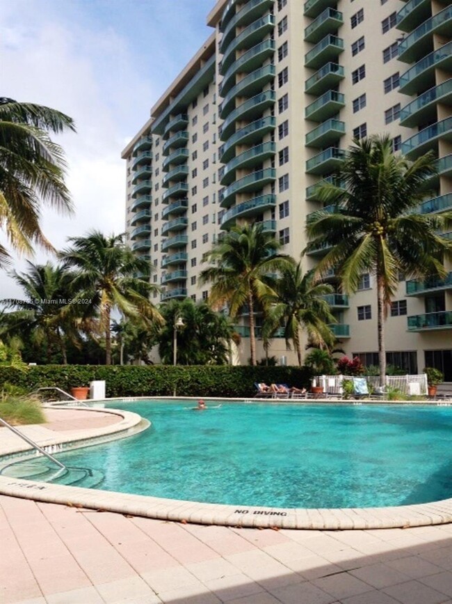 Foto del edificio - 19390 Collins Ave