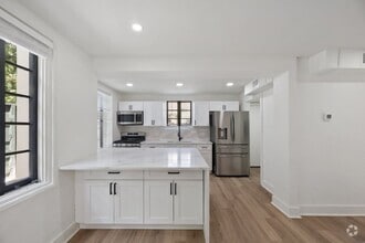 Building Photo - 910 W 22 1/2 St
