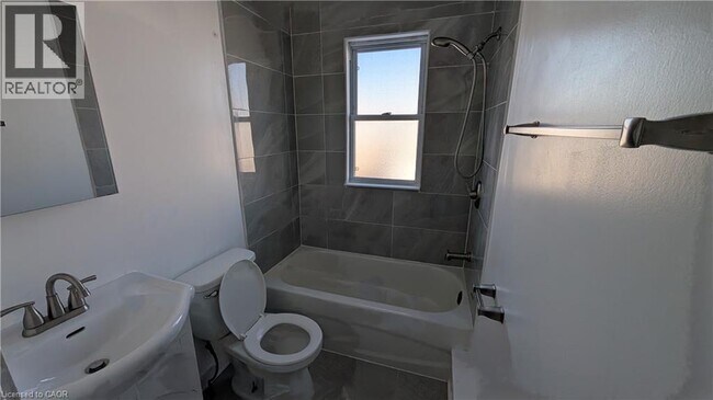Photo du bâtiment - 250 Highland Rd W